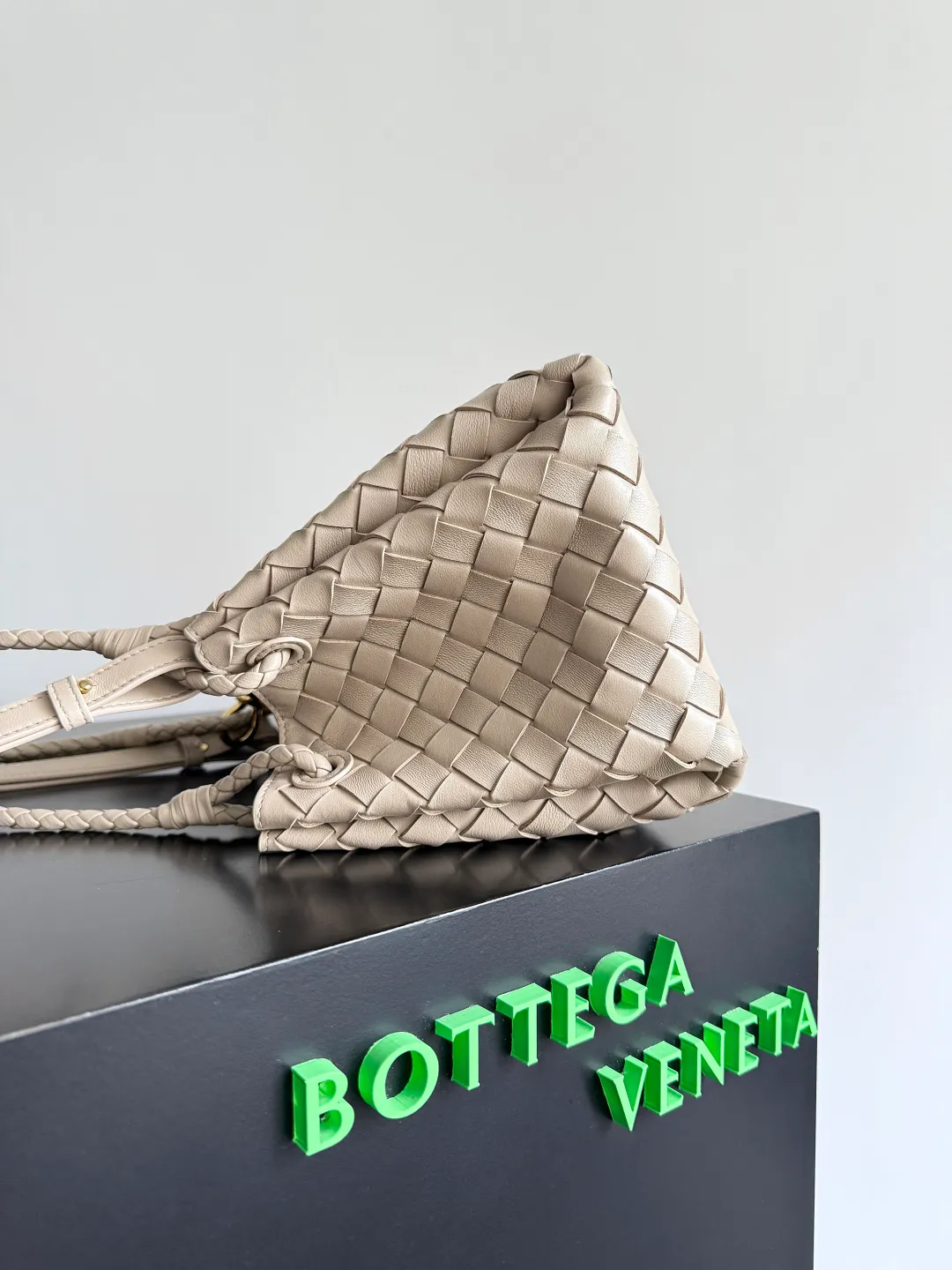 Batch 2060 BOTTEGA VENETA 2025 Autumn New Product Medium Parachuta The long-awaited new medium parachuta is here, with a unique appearance and iconic metal knots, and a whole piece of leather folds the four corners into a parachute shape! The exquisite Knot metal buckle is like putting jewelry on a bag. It is high-end and elegant. Its super capacity can hold all your things! The overall effect of this bag is very different from before. It is neither too delicate to provide a large capacity nor too bulky because of its practicality. It simply provides a perfectly suitable bag for casual and simple people👜 Style number: 835921 Size: 29.5*18.5*17.5cm